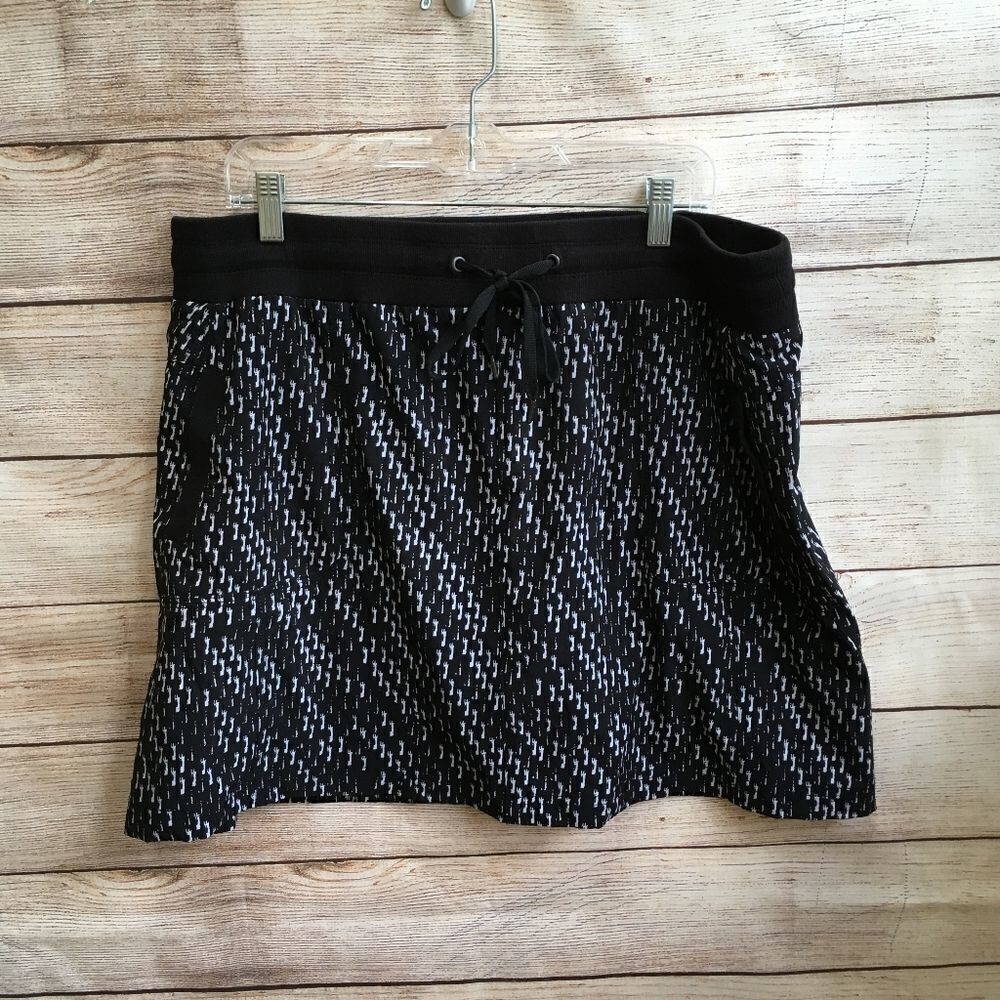 INTRO LOVE THE FIT SKORT IN BLACK AND WHITE